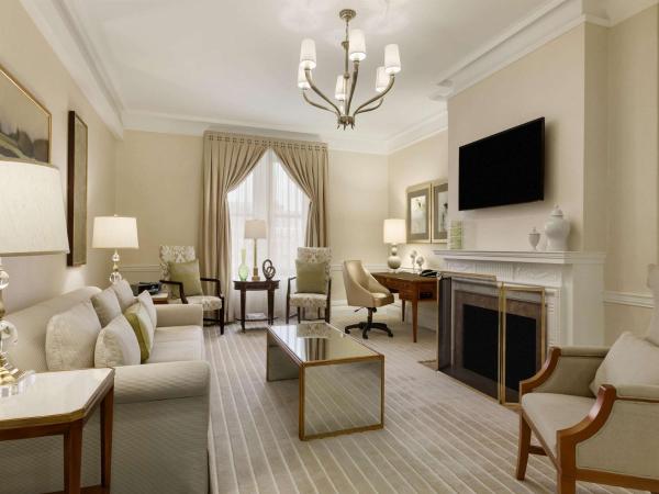 Fairmont Copley Plaza : photo 2 de la chambre suite présidentielle avec 1 lit king-size et baignoire