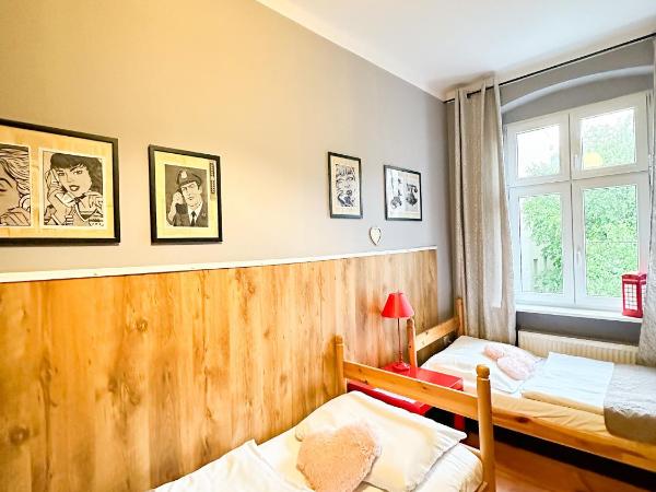 Explorer Hostel & Apartment Stare Miasto OLD TOWN 24H #don't be a tourist, be an Explorer! : photo 2 de la chambre chambre lits jumeaux avec salle de bains privative