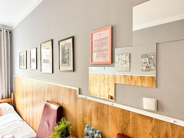 Explorer Hostel & Apartment Stare Miasto OLD TOWN 24H #don't be a tourist, be an Explorer! : photo 10 de la chambre chambre triple avec salle de bains commune