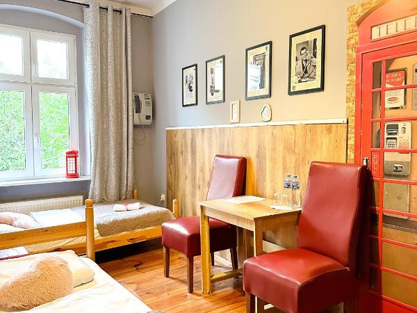 Explorer Hostel & Apartment Stare Miasto OLD TOWN 24H #don't be a tourist, be an Explorer! : photo 3 de la chambre chambre lits jumeaux avec salle de bains privative