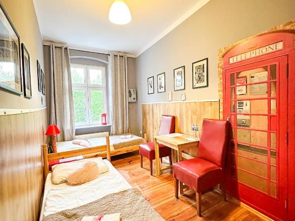Explorer Hostel & Apartment Stare Miasto OLD TOWN 24H #don't be a tourist, be an Explorer! : photo 1 de la chambre chambre lits jumeaux avec salle de bains privative