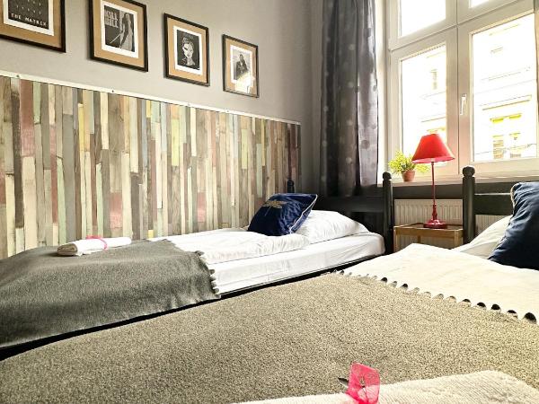 Explorer Hostel & Apartment Stare Miasto OLD TOWN 24H #don't be a tourist, be an Explorer! : photo 4 de la chambre chambre lits jumeaux avec salle de bains commune