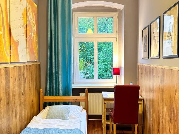 Explorer Hostel & Apartment Stare Miasto OLD TOWN 24H #don't be a tourist, be an Explorer! : photo 4 de la chambre chambre simple avec salle de bains commune