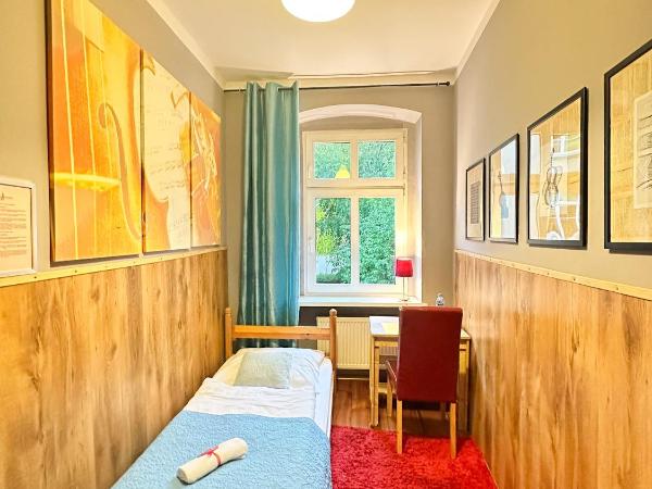 Explorer Hostel & Apartment Stare Miasto OLD TOWN 24H #don't be a tourist, be an Explorer! : photo 1 de la chambre chambre simple avec salle de bains commune