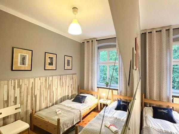 Explorer Hostel & Apartment Stare Miasto OLD TOWN 24H #don't be a tourist, be an Explorer! : photo 7 de la chambre chambre lits jumeaux avec salle de bains commune