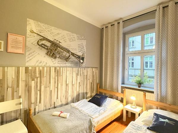 Explorer Hostel & Apartment Stare Miasto OLD TOWN 24H #don't be a tourist, be an Explorer! : photo 5 de la chambre chambre lits jumeaux avec salle de bains commune