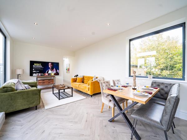 Luxurious 4-Bedroom Penthouse: 15 Mins to City Centre, Secure Parking : photo 1 de la chambre appartement deluxe