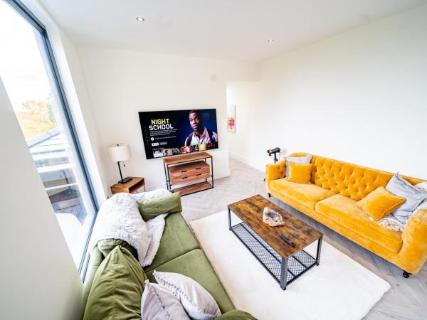 Luxurious 4-Bedroom Penthouse: 15 Mins to City Centre, Secure Parking : photo 4 de la chambre appartement deluxe