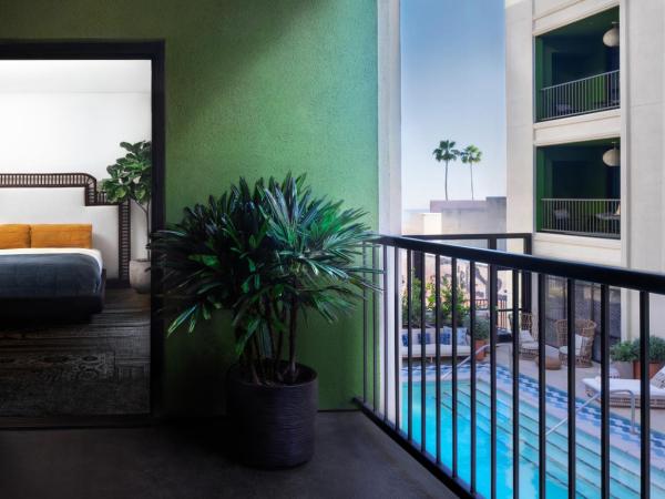 The Aster : photo 4 de la chambre suite - vue sur piscine