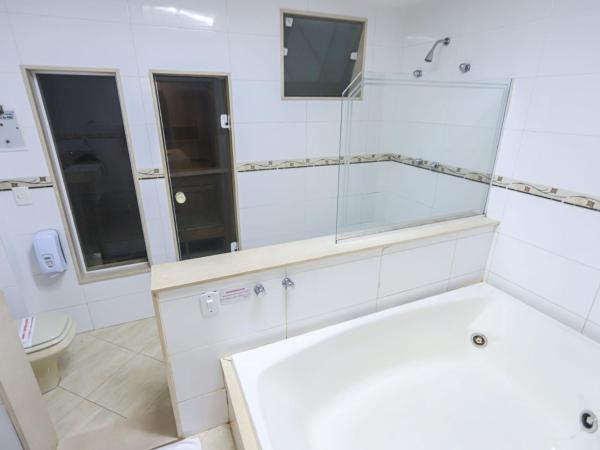 Palacio do Rei Hotel : photo 2 de la chambre suite avec baignoire spa