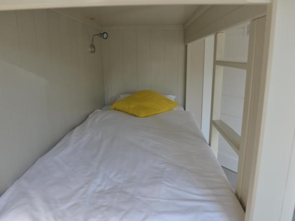 Five Point Hostel & Apartments : photo 1 de la chambre lit simple dans dortoir mixte