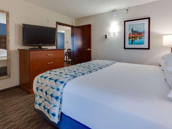 Drury Inn & Suites Nashville Airport : photo 2 de la chambre suite lit king-size avec canapé-lit