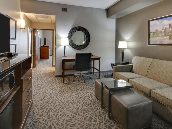 Drury Inn & Suites Columbus Polaris : photo 1 de la chambre suite lit queen-size
