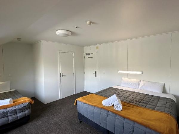 The Brownston Hostel : photo 1 de la chambre chambre triple avec salle de bains privative