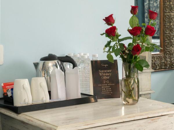 Swaroop Vilas - Lake Facing Boutique Hotel : photo 6 de la chambre suite lit king-size avec balcon