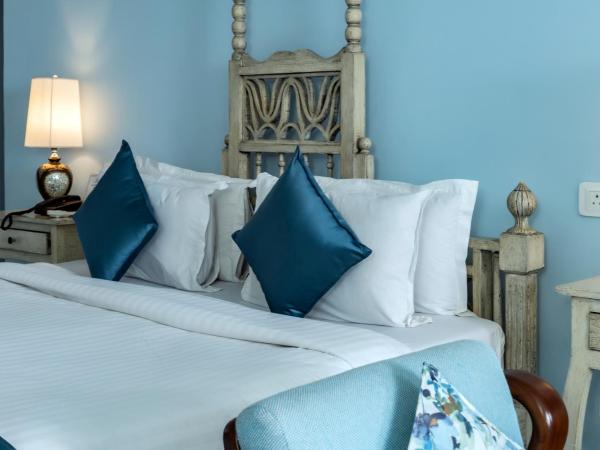 Swaroop Vilas - Lake Facing Boutique Hotel : photo 4 de la chambre suite lit king-size avec balcon