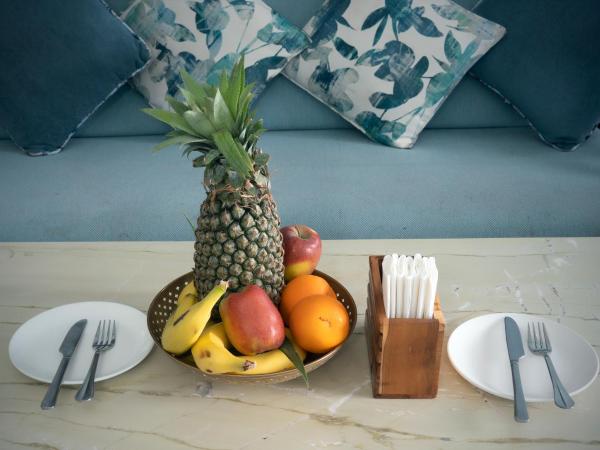 Swaroop Vilas - Lake Facing Boutique Hotel : photo 5 de la chambre suite lit king-size avec balcon