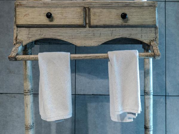 Swaroop Vilas - Lake Facing Boutique Hotel : photo 9 de la chambre suite lit king-size avec balcon