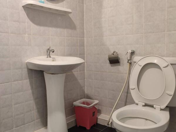 Kitty Guesthouse : photo 5 de la chambre chambre double ou lits jumeaux standard avec balcon