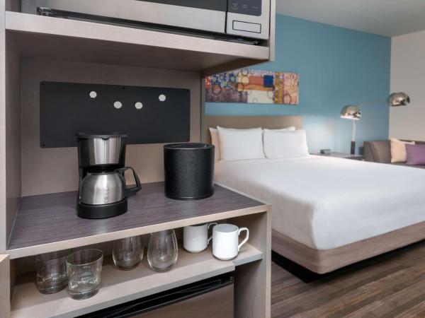 Hyatt House Orlando Airport : photo 1 de la chambre cabinet de travail avec lit king-size