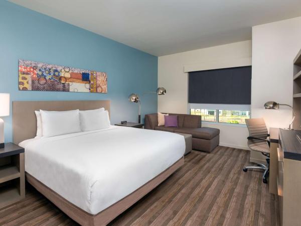 Hyatt House Orlando Airport : photo 2 de la chambre cabinet de travail avec lit king-size