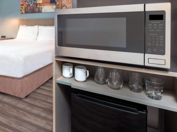 Hyatt House Orlando Airport : photo 2 de la chambre chambre lit king-size avec douche accessible en fauteuil roulant den - accessible aux personnes à mobilité réduite