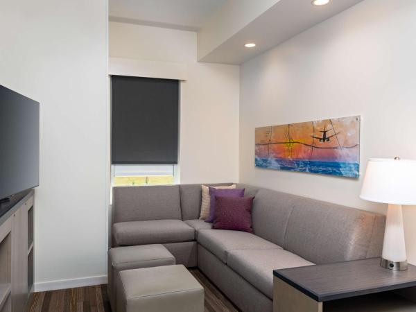 Hyatt House Orlando Airport : photo 2 de la chambre studio suite with two queen beds, sofa bed and kitchen