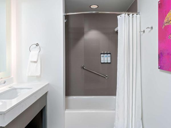 Hyatt House Orlando Airport : photo 4 de la chambre one-bedroom suite with two queen beds with kitchen and sofa bed