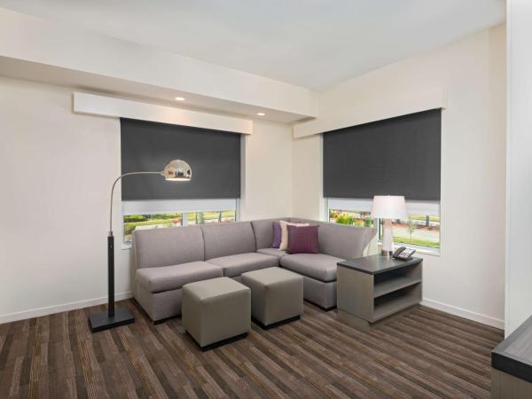 Hyatt House Orlando Airport : photo 2 de la chambre one-bedroom suite with two queen beds, kitchen and accessible tub