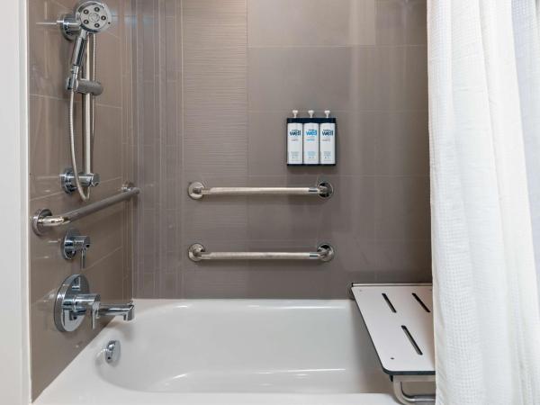 Hyatt House Orlando Airport : photo 3 de la chambre one-bedroom king suite with sofa bed, kitchen and tub - disability access