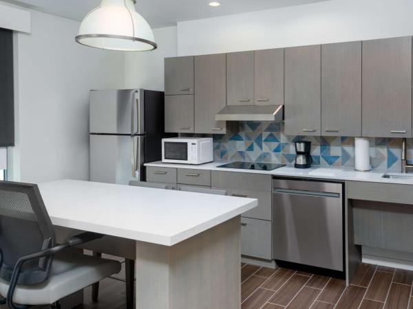 Hyatt House Orlando Airport : photo 3 de la chambre one-bedroom suite with two queen beds, kitchen and accessible tub