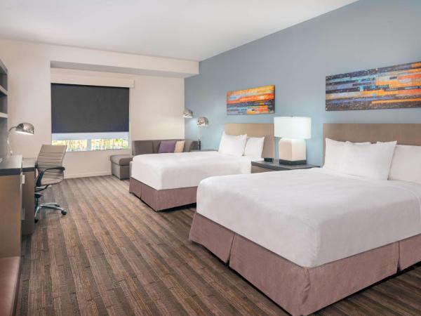 Hyatt House Orlando Airport : photo 1 de la chambre chambre 2 lits queen-size avec douche accessible en fauteuil roulant - accessible aux personnes à mobilité réduite