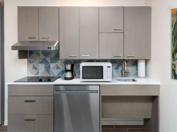 Hyatt House Orlando Airport : photo 3 de la chambre queen room with kitchen, two queen beds and accessible tub