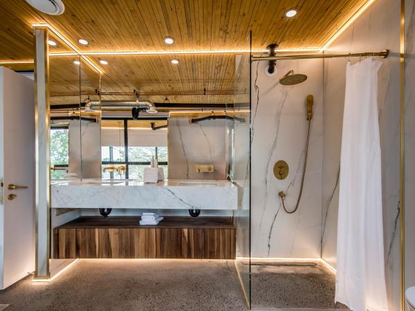 Luxury BNB - Halifax Rooftop - The Sunrise Room : photo 2 de la chambre chambre lit queen-size deluxe