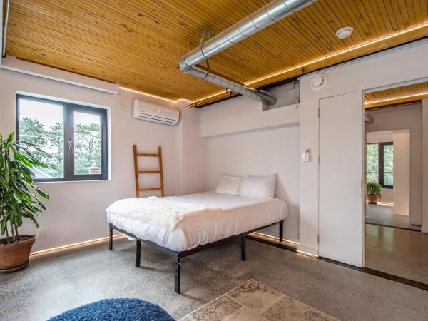 Luxury BNB - Halifax Rooftop - The Sunrise Room : photo 5 de la chambre chambre lit queen-size deluxe