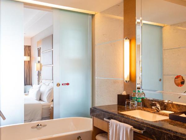The Westin Chennai Velachery : photo 2 de la chambre deluxe twin guest room pool view with bath tub