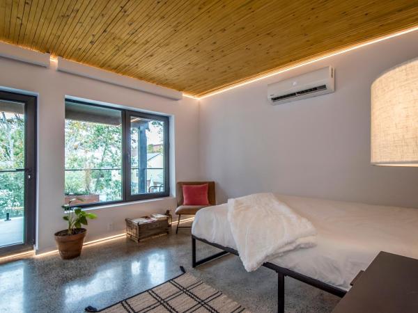 Luxury BNB - Halifax Rooftop : photo 9 de la chambre chambre double avec balcon