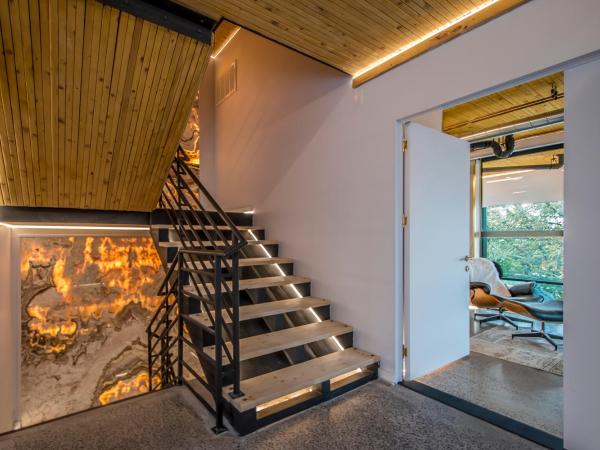 Luxury BNB - Halifax Rooftop : photo 10 de la chambre chambre double avec balcon