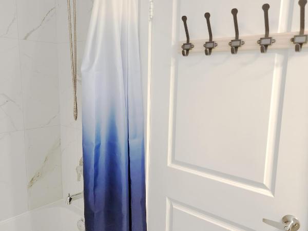 Toronto Downtown Midtown North York Newly Built Modern Bright Room : photo 10 de la chambre chambre double avec salle de bains commune