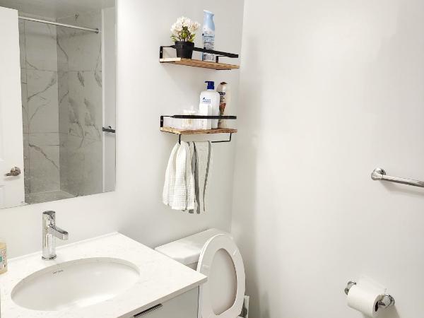 Toronto Downtown Midtown North York Newly Built Modern Bright Room : photo 1 de la chambre chambre double avec salle de bains commune