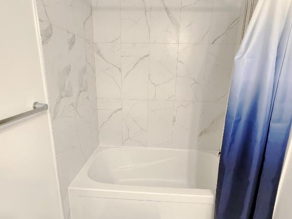 Toronto Downtown Midtown North York Newly Built Modern Bright Room : photo 9 de la chambre chambre double avec salle de bains commune