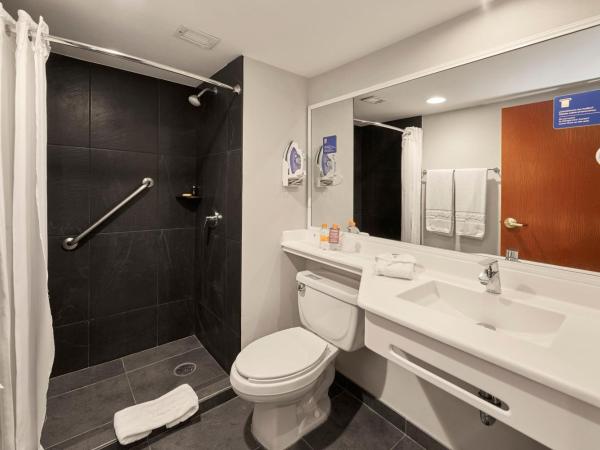 City Express Plus by Marriott Cabo San Lucas : photo 8 de la chambre chambre lit queen-size 