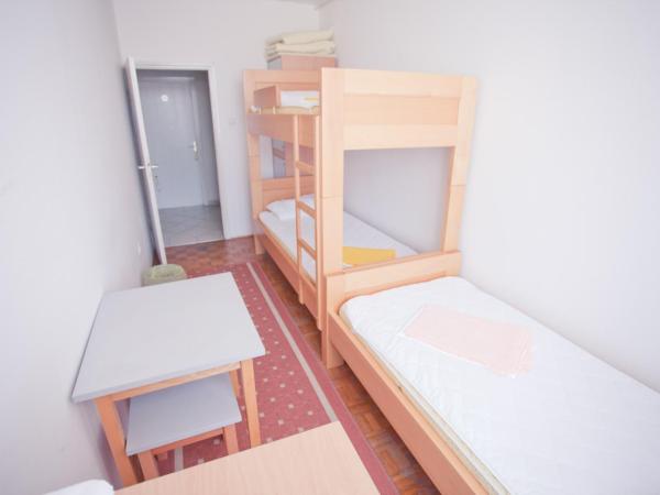 HI Hostel Zagreb : photo 3 de la chambre lit simple dans dortoir féminin de 3 lits