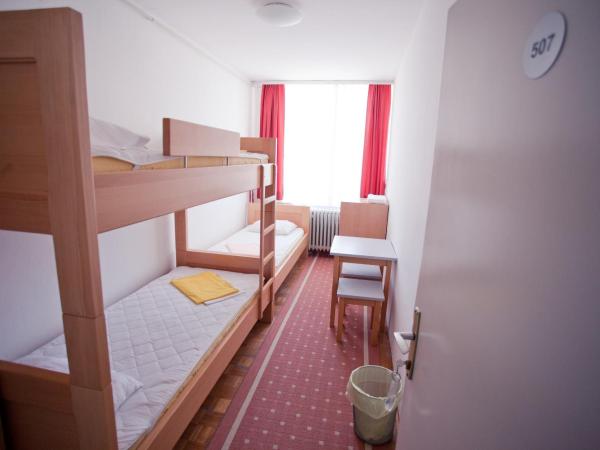 HI Hostel Zagreb : photo 1 de la chambre chambre triple avec salle de bains commune