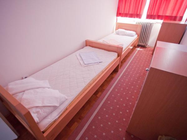 HI Hostel Zagreb : photo 3 de la chambre chambre lits jumeaux avec salle de bains commune