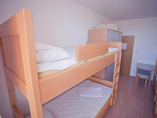 HI Hostel Zagreb : photo 6 de la chambre lit simple dans dortoir à 6 lits