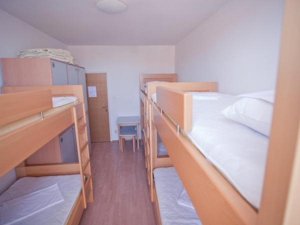 HI Hostel Zagreb : photo 7 de la chambre lit simple dans dortoir à 6 lits