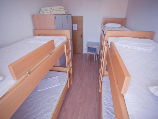 HI Hostel Zagreb : photo 5 de la chambre lit simple dans dortoir à 6 lits