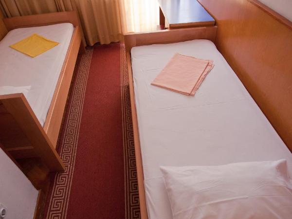 HI Hostel Zagreb : photo 7 de la chambre chambre simple avec salle de bains privative