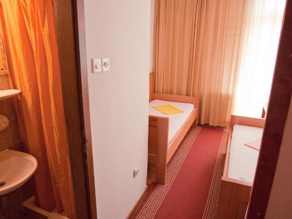 HI Hostel Zagreb : photo 6 de la chambre chambre simple avec salle de bains privative